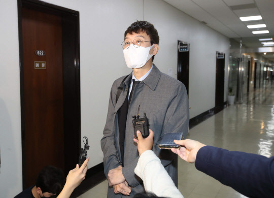 김웅 국민의힘 의원이 20일  국회에서 열린 환경노동위원회의  국정감사에 참석하며 취재진의 질문에 답하고 있다.국회사진기자단·연합뉴스